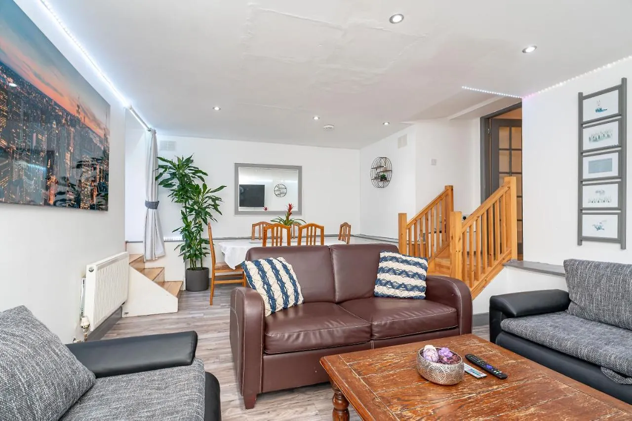 Luxury Five Bedroom Deluxe Duplex Apartment I City Centre Edinburgh I Fountainpark