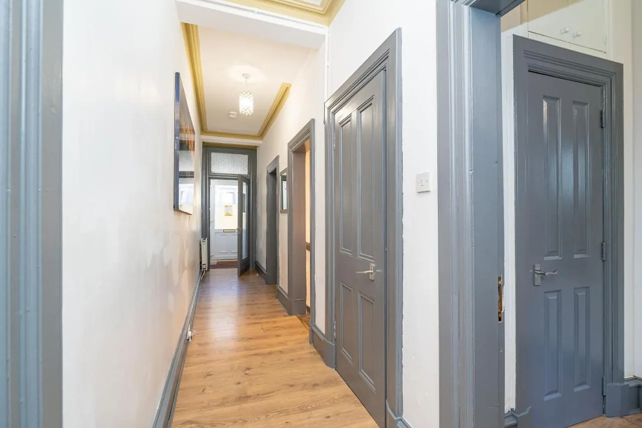 Luxury Five Bedroom Deluxe Duplex Apartment I City Centre Edinburgh I Fountainpark