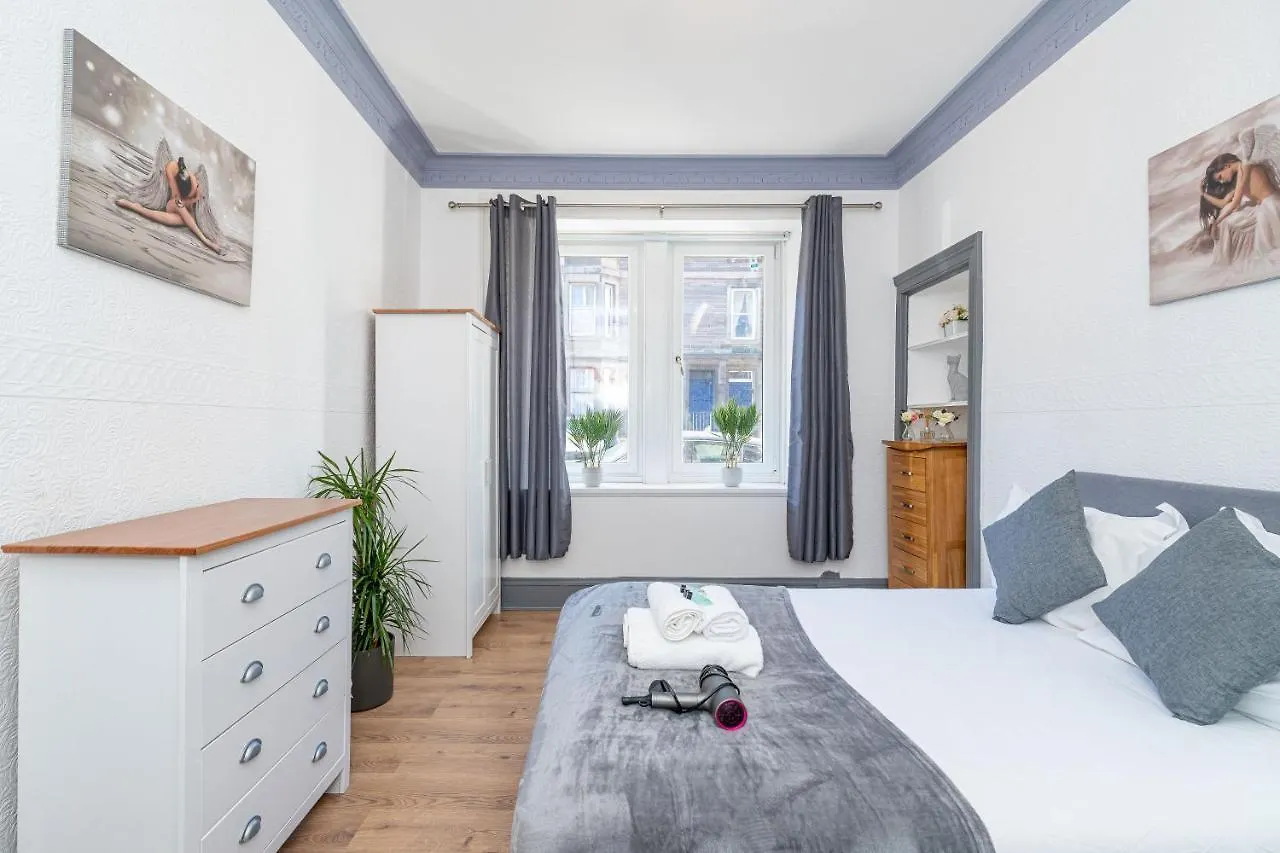 Luxury Five Bedroom Deluxe Duplex Apartment I City Centre Edinburgh I Fountainpark