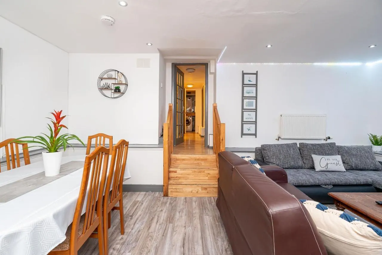 Luxury Five Bedroom Deluxe Duplex Apartment I City Centre Edinburgh I Fountainpark 0*,