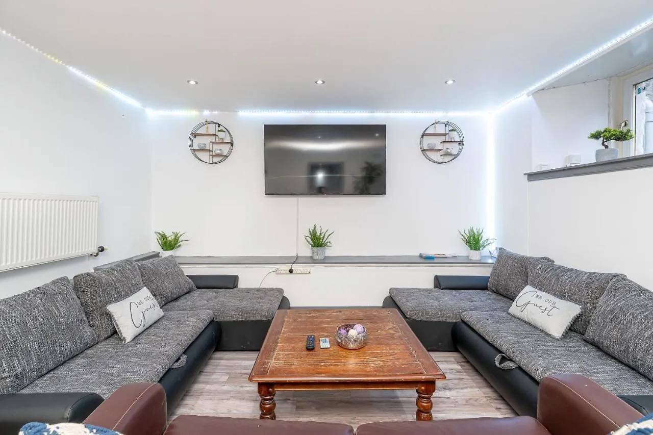 Luxury Five Bedroom Deluxe Duplex Apartment I City Centre Edinburgh I Fountainpark