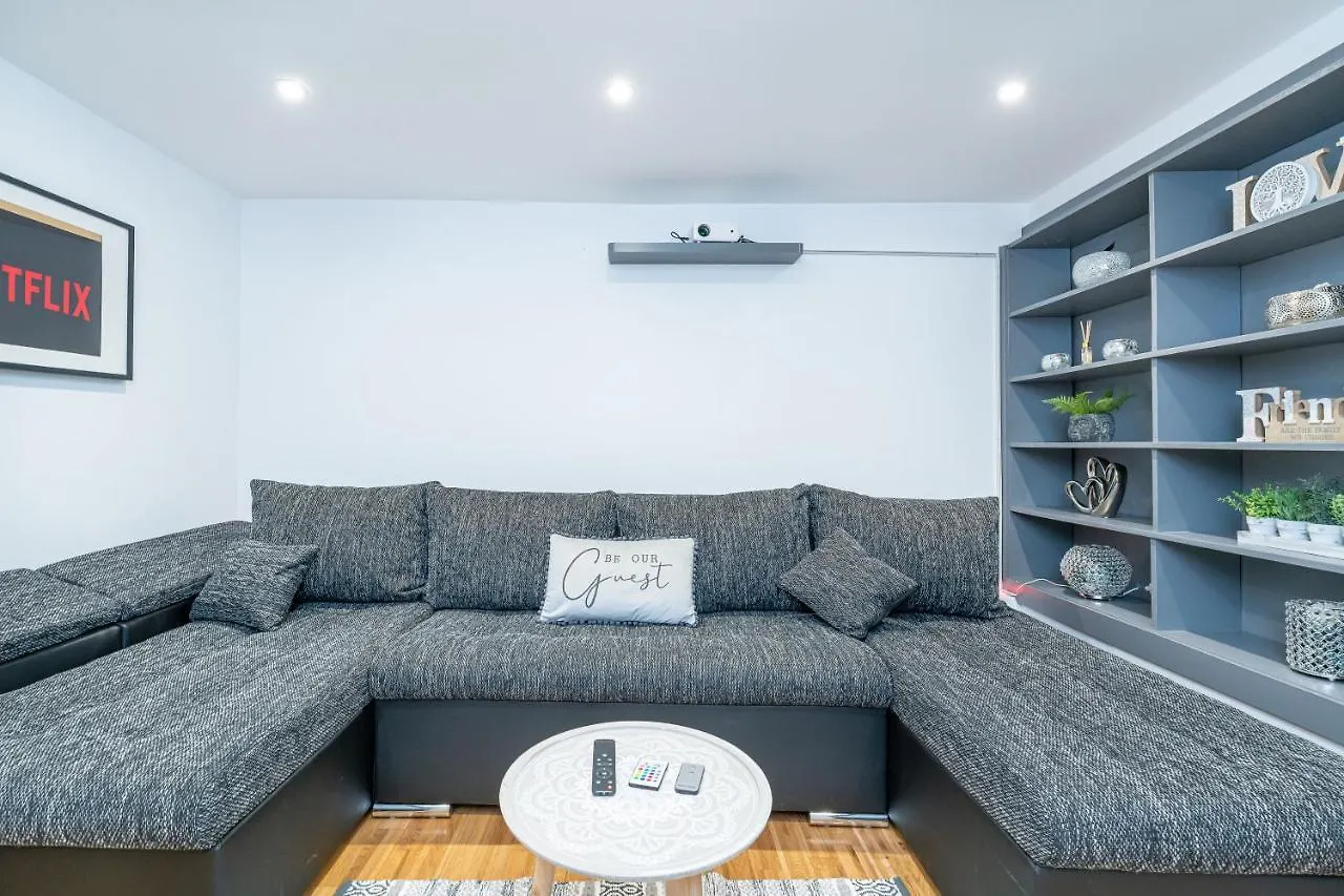 Luxury Five Bedroom Deluxe Duplex Apartment I City Centre Edinburgh I Fountainpark