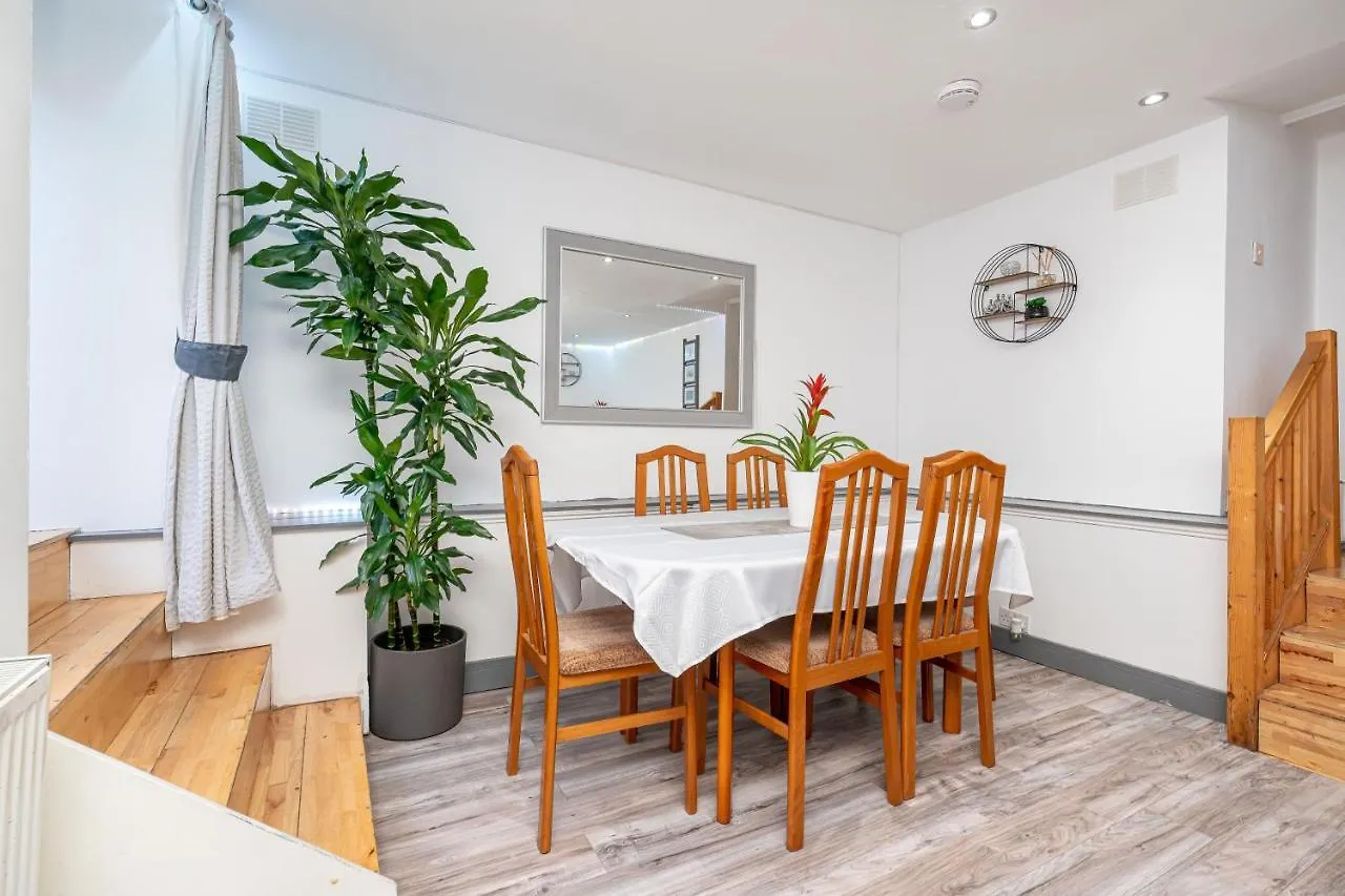 Luxury Five Bedroom Deluxe Duplex Apartment I City Centre Edinburgh I Fountainpark 0*,  Wielka Brytania
