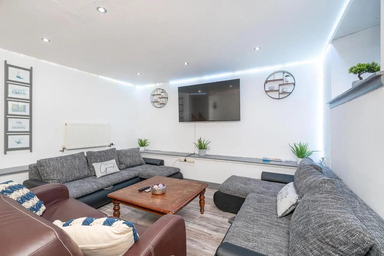 Luxury Five Bedroom Deluxe Duplex Apartment I City Centre Edinburgh I Fountainpark