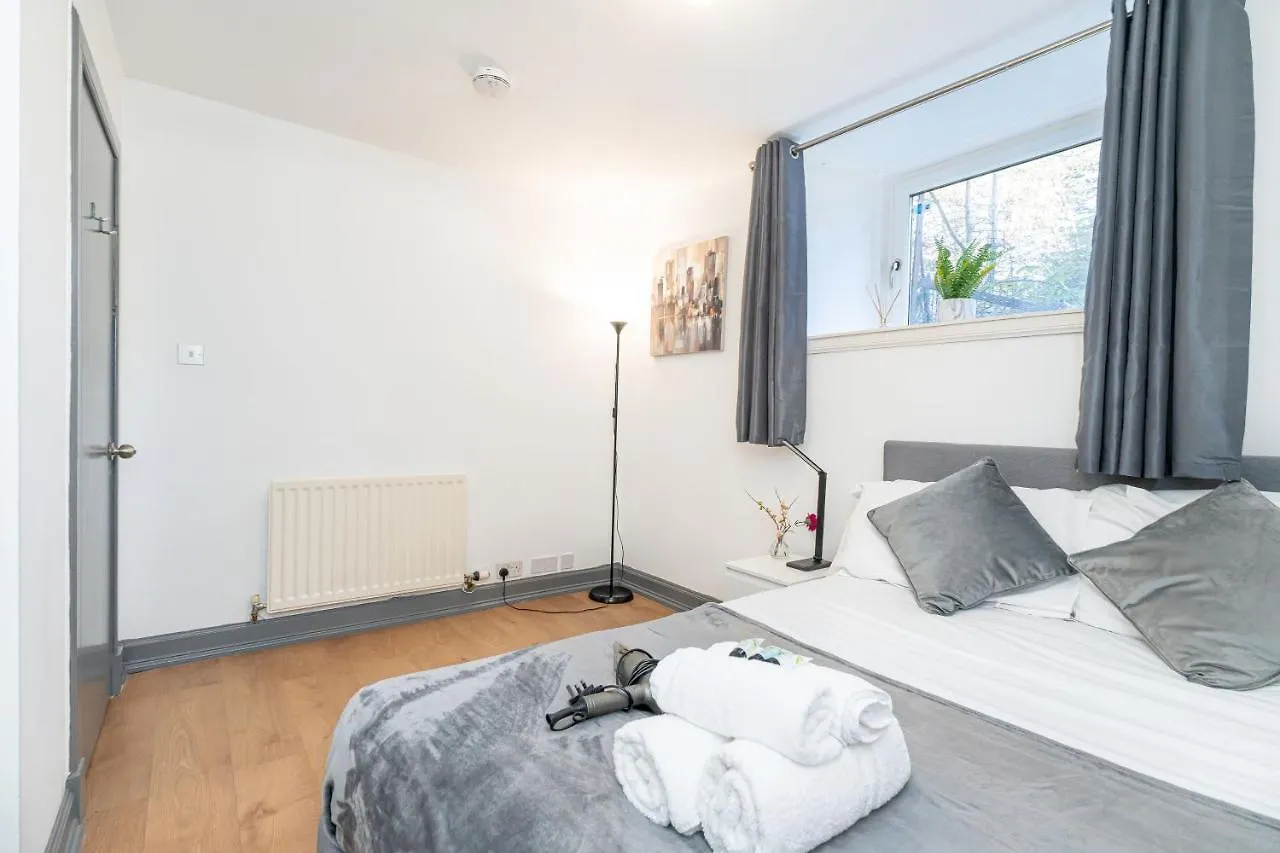 Luxury Five Bedroom Deluxe Duplex Apartment I City Centre Edinburgh I Fountainpark
