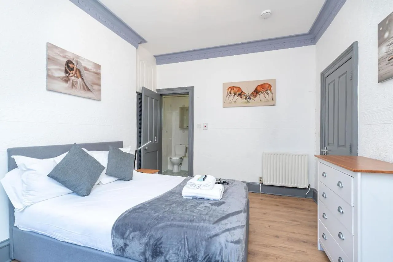 Luxury Five Bedroom Deluxe Duplex Apartment I City Centre Edinburgh I Fountainpark