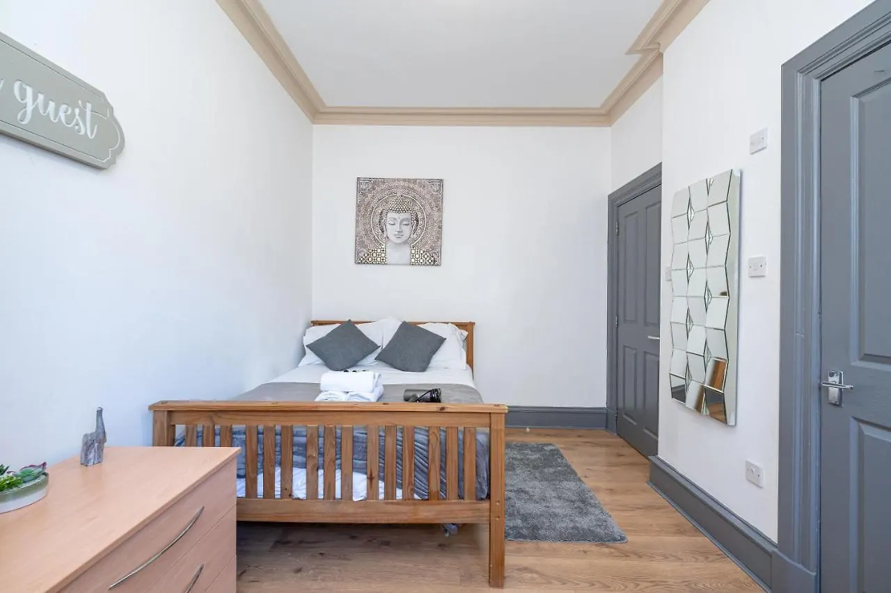Luxury Five Bedroom Deluxe Duplex Apartment I City Centre Edinburgh I Fountainpark