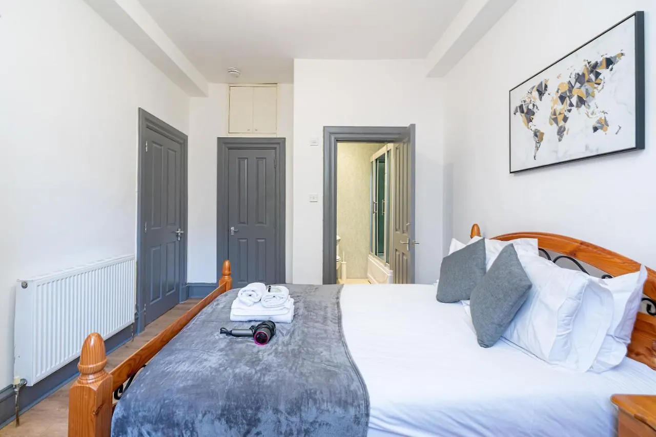 Luxury Five Bedroom Deluxe Duplex Apartment I City Centre Edinburgh I Fountainpark