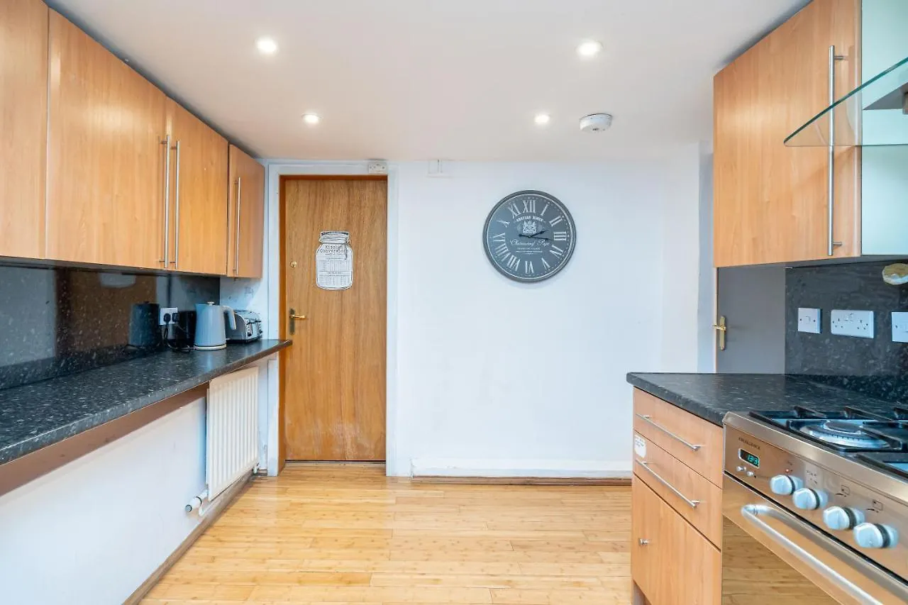 Luxury Five Bedroom Deluxe Duplex Apartment I City Centre Edinburgh I Fountainpark