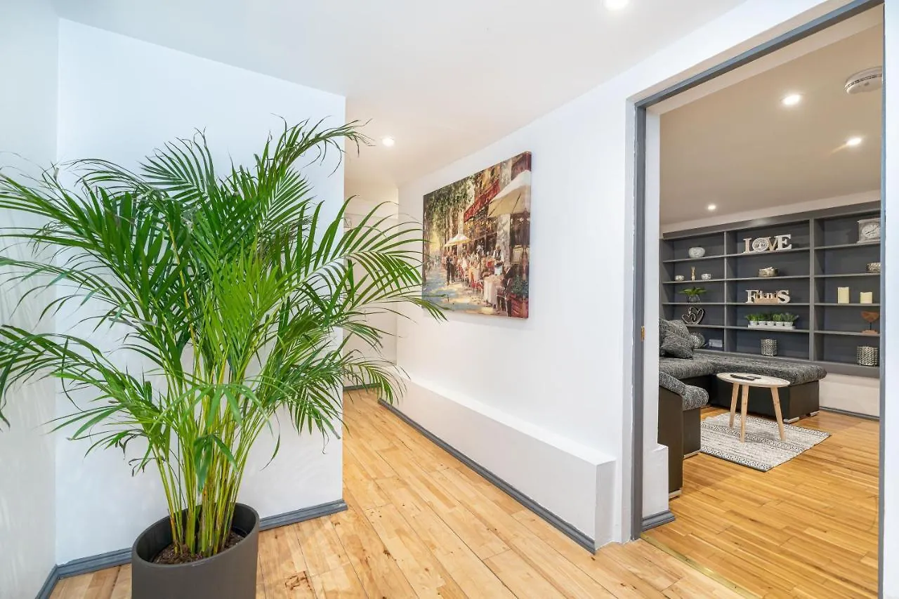 Luxury Five Bedroom Deluxe Duplex Apartment I City Centre Edinburgh I Fountainpark