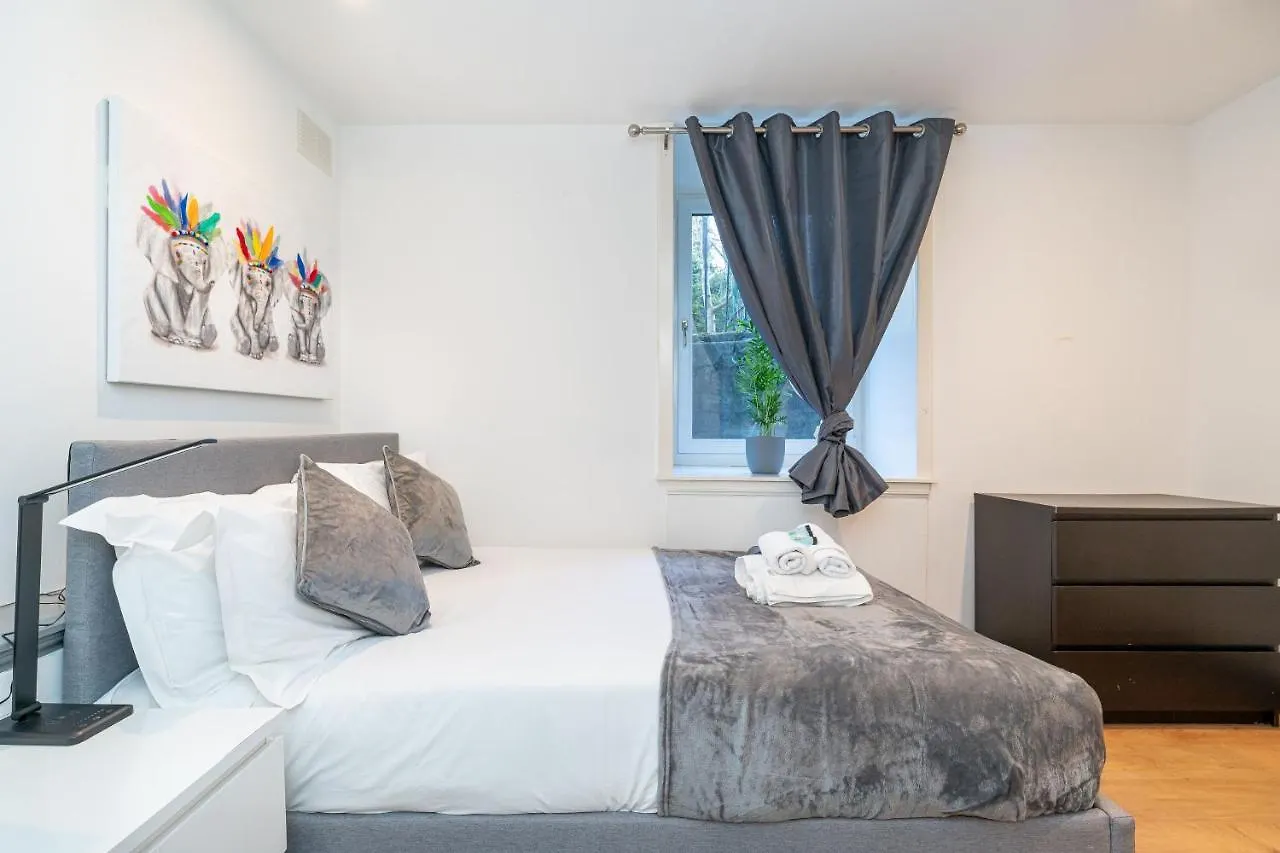 Luxury Five Bedroom Deluxe Duplex Apartment I City Centre Edinburgh I Fountainpark