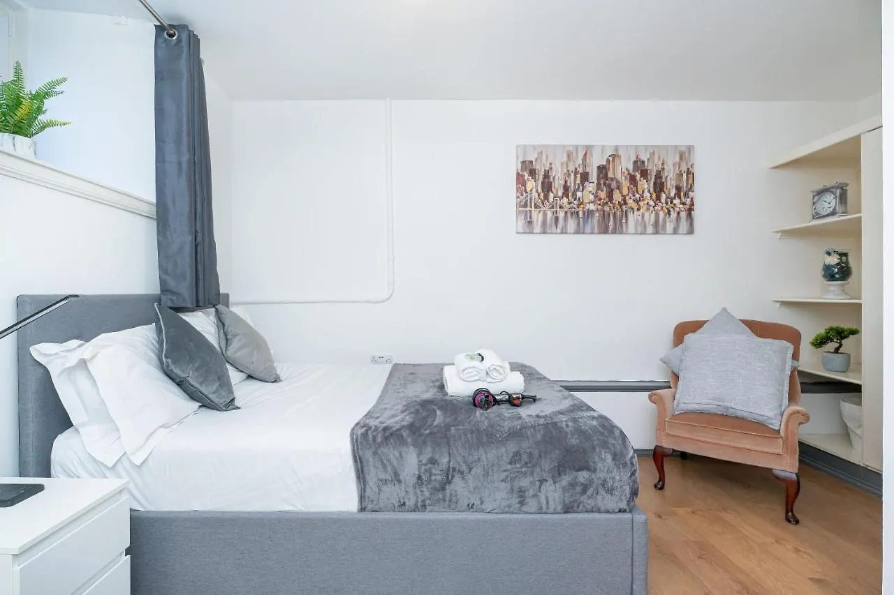 Luxury Five Bedroom Deluxe Duplex Apartment I City Centre Edinburgh I Fountainpark