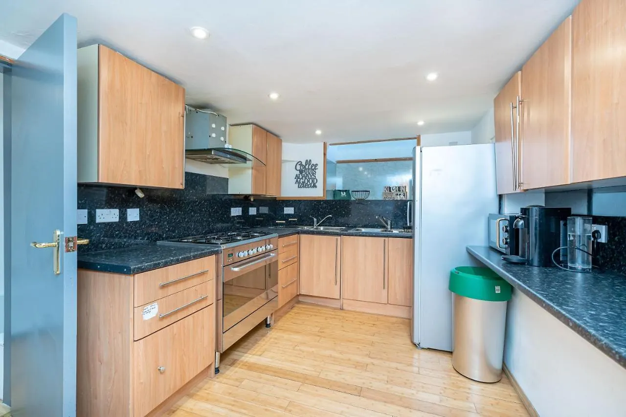 Luxury Five Bedroom Deluxe Duplex Apartment I City Centre Edinburgh I Fountainpark