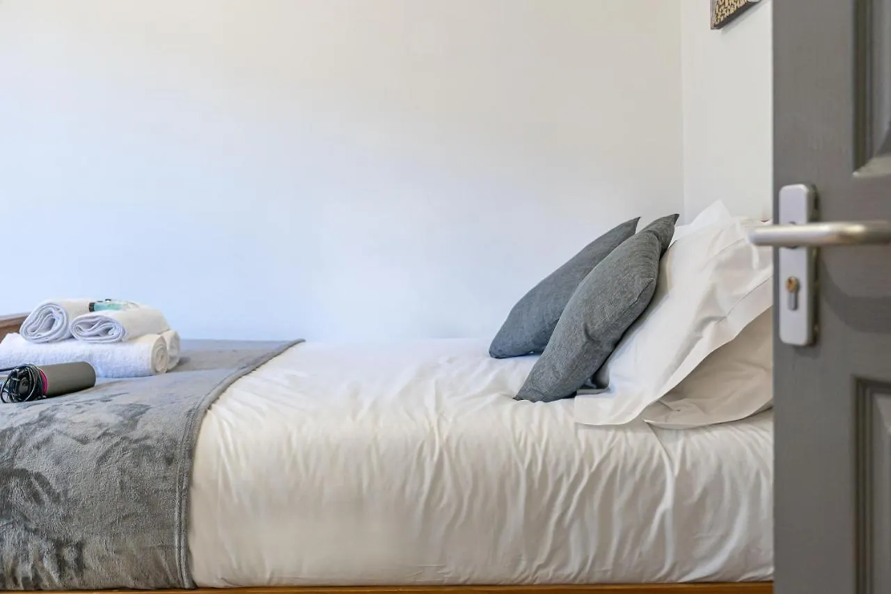 Luxury Five Bedroom Deluxe Duplex Apartment I City Centre Edinburgh I Fountainpark